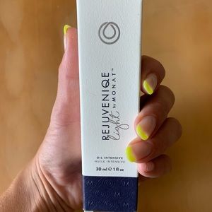 Monat Rejuveniqe Light Oil